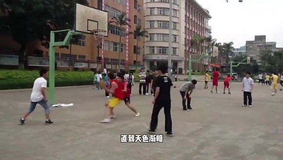青春啊!我想那个夏天你一定也很爱打篮球吧!